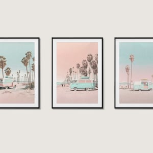 Set van 3 digitale prints: kunstwerk van een strandauto als wanddecoratie aan de kust. Direct te downloaden, printbare posters van een vintage auto op het strand.