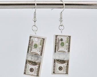 Orecchini a forma di soldi. Mazzi di 15 mini banconote da 100 dollari ciascuno, orecchini originali e unici.