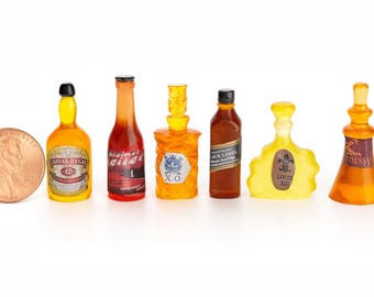 Juego de botellas de licor en miniatura. Casa de muñecas. Escala aproximada 1:12. Minibotellas de 1,9-3,8 cm de altura.