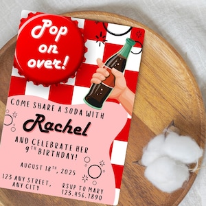 Könnte beinhalten: Geburtstagseinladung im Retro-Soda-Stil. Die Einladung zeigt einen roten Flaschenverschluss mit der Aufschrift "Pop on over!" und eine Hand, die eine Sodaflasche hält. Für Rachels 9. Geburtstag.