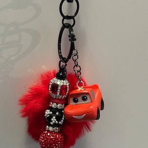 K&ouml;nnte beinhalten: Ein Set aus drei Keramikbechern mit gesprenkelter, matter Oberfl&auml;che. Die Becher sind in Creme-, Hellgrau- und Dunkelgraut&ouml;nen gehalten. Jede Tasse hat ein schlichtes, minimalistisches Design, ideal f&uuml;r Kaffee oder Tee.