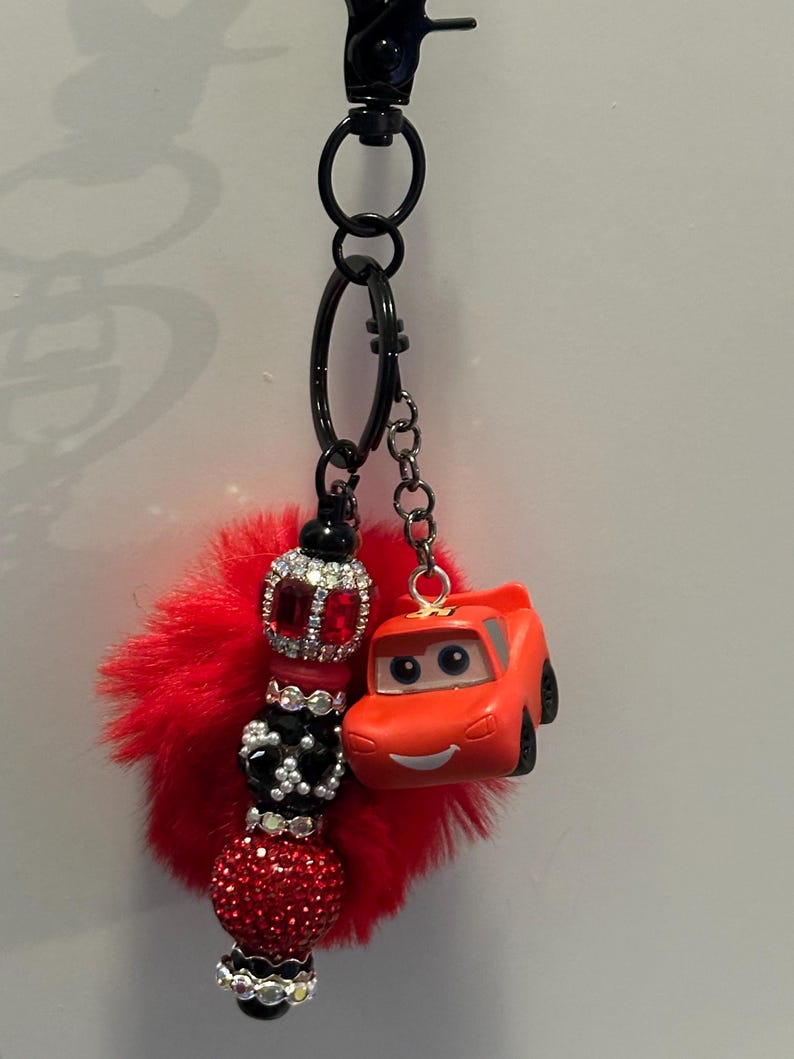 K&ouml;nnte beinhalten: Ein Set aus drei Keramikbechern mit gesprenkelter, matter Oberfl&auml;che. Die Becher sind in Creme-, Hellgrau- und Dunkelgraut&ouml;nen gehalten. Jede Tasse hat ein schlichtes, minimalistisches Design, ideal f&uuml;r Kaffee oder Tee.