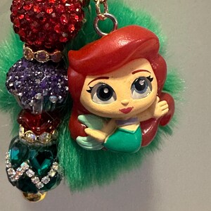 Puede incluir: Un juego de tres tazas de cer&aacute;mica con un acabado moteado y mate. Las tazas son en tonos crema, gris claro y gris oscuro. Cada taza tiene un dise&ntilde;o simple y minimalista y un asa redondeada.