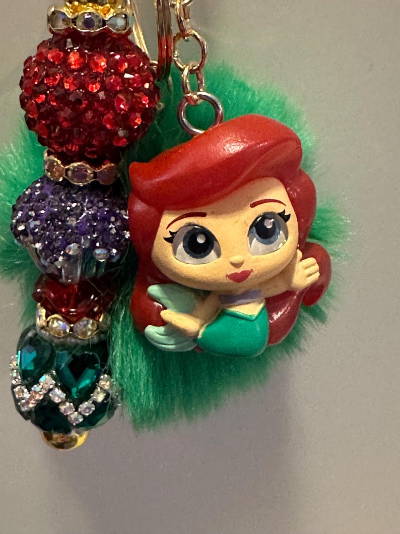 Puede incluir: Un juego de tres tazas de cer&aacute;mica con un acabado moteado y mate. Las tazas son en tonos crema, gris claro y gris oscuro. Cada taza tiene un dise&ntilde;o simple y minimalista y un asa redondeada.