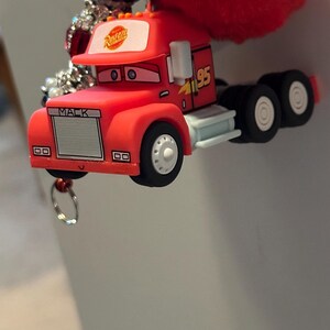Llavero artesanal de camión Mack / Colgante para bolso con pompón rojo inspirado en Cars, con cuentas de diamantes de imitación. imagen 3