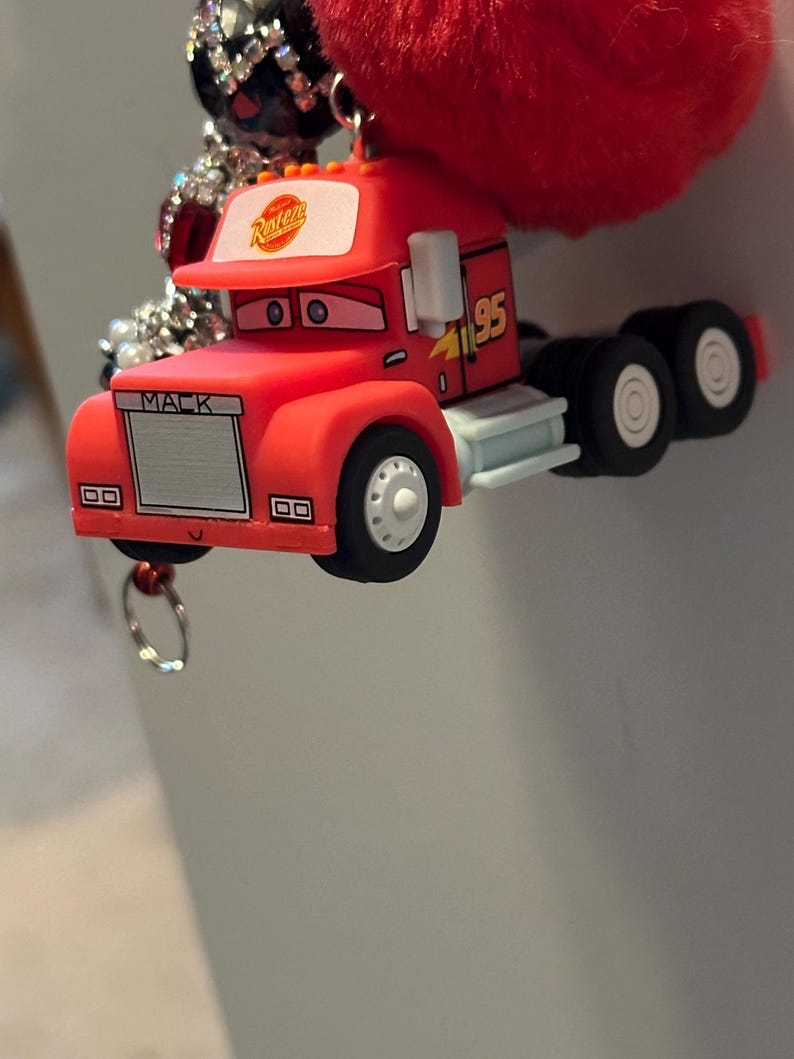 Llavero artesanal de camión Mack / Colgante para bolso con pompón rojo inspirado en Cars, con cuentas de diamantes de imitación. imagen 3