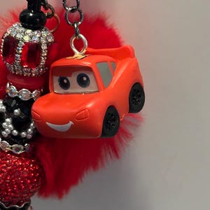 K&ouml;nnte beinhalten: Eine wei&szlig;e Keramik-Tasse mit schwarzem Henkel und dem Text "But First, Coffee" in schwarzer, handschriftlicher Schrift. Die Tasse steht auf einer wei&szlig;en Oberfl&auml;che.