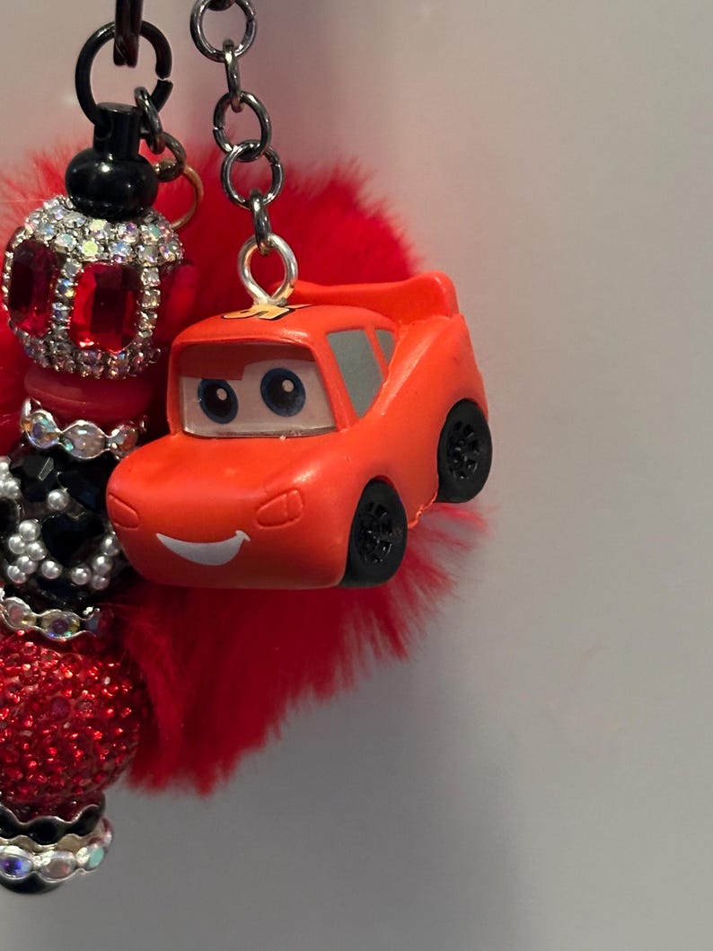 K&ouml;nnte beinhalten: Eine wei&szlig;e Keramik-Tasse mit schwarzem Henkel und dem Text "But First, Coffee" in schwarzer, handschriftlicher Schrift. Die Tasse steht auf einer wei&szlig;en Oberfl&auml;che.