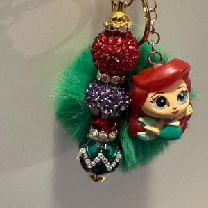 Puede incluir: Un letrero de madera r&uacute;stica con el texto "Welcome to our home" en un estilo manuscrito. El letrero presenta un acabado envejecido y un dise&ntilde;o sencillo y acogedor, ideal para un porche o entrada.