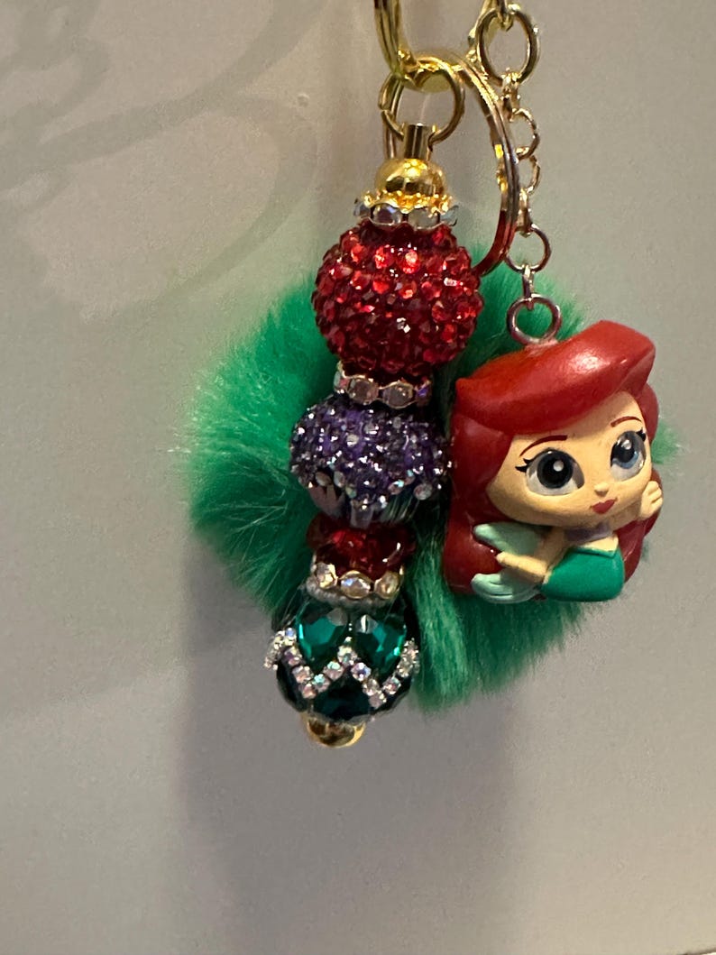 Puede incluir: Un letrero de madera r&uacute;stica con el texto "Welcome to our home" en un estilo manuscrito. El letrero presenta un acabado envejecido y un dise&ntilde;o sencillo y acogedor, ideal para un porche o entrada.