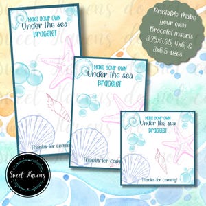 Può includere: Tre cartoline rettangolari stampabili con il testo Make your own Under the sea BRACELET e Thanks for coming. Le cartoline presentano illustrazioni di una stella marina rosa, conchiglie blu e bolle su sfondo bianco con bordi blu scuro.
