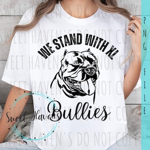 Puede incluir: Camiseta blanca con un gráfico negro de un perro pitbull y el texto "We Stand With XL Bullies".