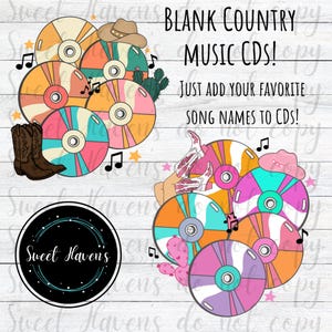 Könnte beinhalten: Leere Country-Musik-CDs mit Country-Musik-Thema. Die CDs sind gestapelt und mit einem Cowboyhut, Kaktus und Noten verziert. Der Text "BLANK COUNTRY MUSIC CDS!" und "JUST ADD YOUR FAVORITE SONG NAMES TO CDS!" ist auf dem Bild zu sehen.