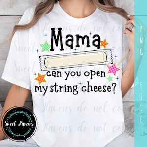 Könnte beinhalten: Weißes T-Shirt mit dem schwarzen Text "Mama can you open my string cheese?". Das Wort "Mama" steht über einer Cartoon-Grafik von Käse-Sticks. Bunte Stern-Grafiken sind auf dem Shirt.