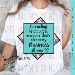 Op de afbeelding: Een wit T-shirt met een turquoise vierkant ontwerp met de tekst "I'm sending W-2's out to everyone that's been in my Business all year". Het vierkant heeft een geometrisch patroon in roze, geel en turquoise.