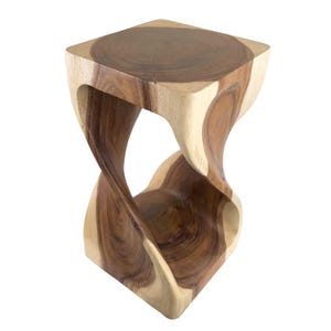 Könnte beinhalten: Ein Hocker aus Holz mit einem einzigartigen, gedrehten Design. Der Hocker ist aus Naturholz mit einer Farbvariation von hellbraun bis dunkelbraun gefertigt. Die Oberseite des Hockers ist quadratisch.