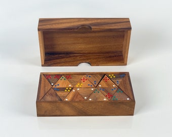 Crafty Artisan® Handgefertigte Triominos. Dreieckiges Domino-Tischspielset in einer soliden handgefertigten Aufbewahrungsbox aus Holz, ideal für Erwachsene und Kinder