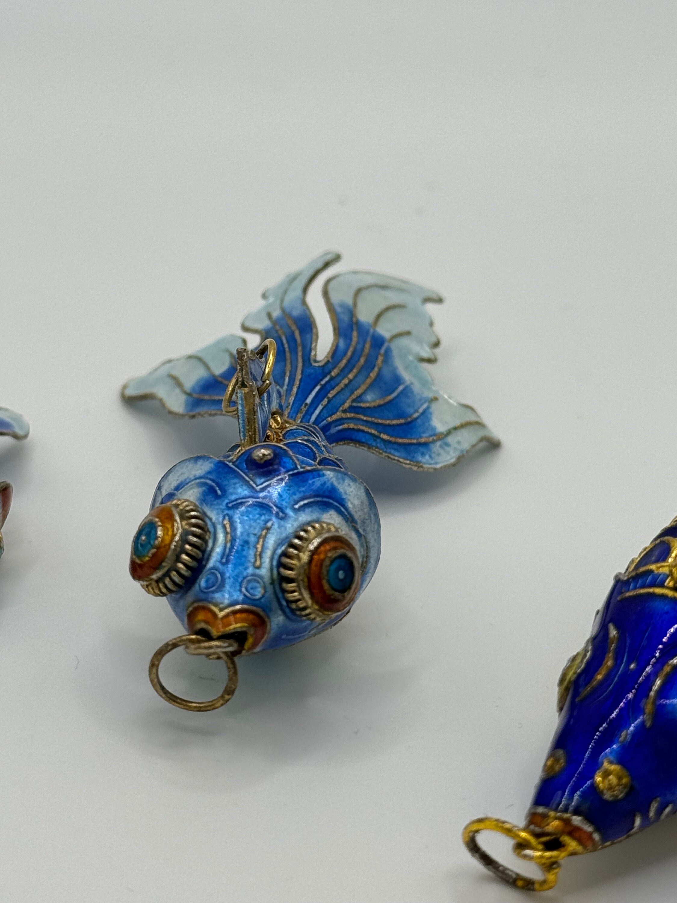スペイン製【アンティーク魚飾金属盤】vergngene AUKtion19К Vintage Chinese Cloisonne Articulated Fish Pendant. Hand