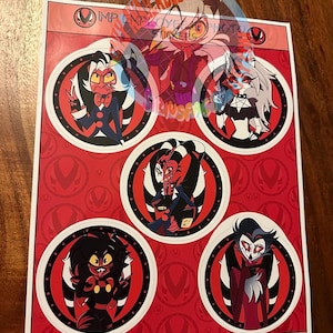 Op de afbeelding: Een vel stickers met stripfiguren in rood, zwart en wit. Elk personage staat in een cirkelvormig kader met een zwarte rand. De achtergrond is rood met een herhalend patroon. Het websiteadres SIRIUSFACTS.ETSY.COM staat onderaan afgedrukt.