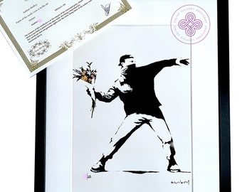 BANKSY – Love is in the air Flower Thrower – Lithografie ZERTIFIKAT Original M Arts Edition, signiert, nummeriert 250, gerahmt (Banksy Art, Wand)