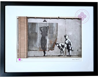 Banksy - Women Showering - Original M Arts Edition Lithographie Signée Numérotée /150 CADRE INCLUS