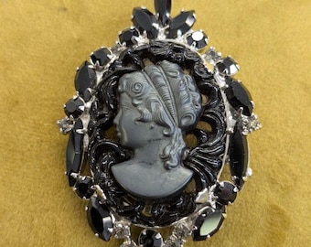 Blk/Slv Vintage Juliana (Verified) Cameo/Rhinestone Pendant/Brooch