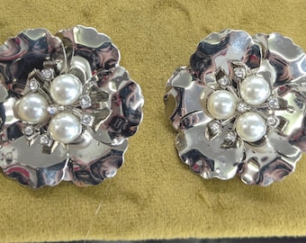 Große Blumen Ohrringe mit Perle/Strass Detail