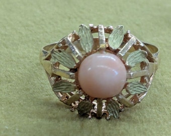 Vintage Angel skin Coral bead/green leaf 18KT gold ring, sz 8/8.25