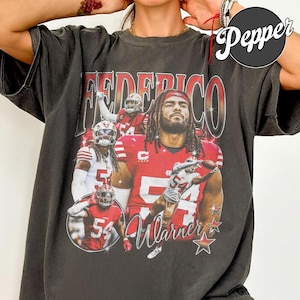 Könnte beinhalten: Ein anthrazitfarbenes Kurzarm-T-Shirt mit einem Grafikdruck eines Footballspielers im roten Trikot mit der Nummer 54. Das Design enthält den Text FEDERICO oben und Warner unten sowie mehrere Action-Aufnahmen des Spielers in verschiedenen Posen.