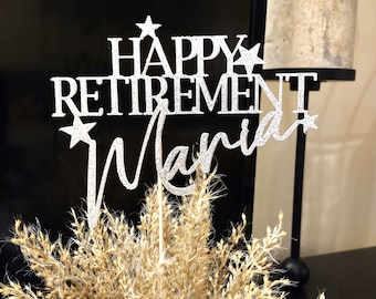 Peut inclure: Un topper de gâteau en paillettes argentées avec le texte "Happy Retirement Maria" et des étoiles.