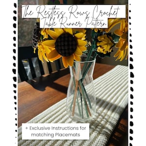 Puede incluir: Un camino de mesa de ganchillo color crema con un patrón de puntos texturizado. El texto dice The Restless Rows Crochet Table Runner Pattern y + Exclusive Instructions for matching Placemats. Un jarrón de vidrio transparente con bloques de construcción en forma de girasoles amarillos se encuentra sobre el camino de mesa.