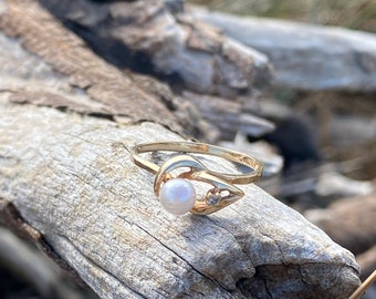 Vintage 10k gold pearl and diamond ring