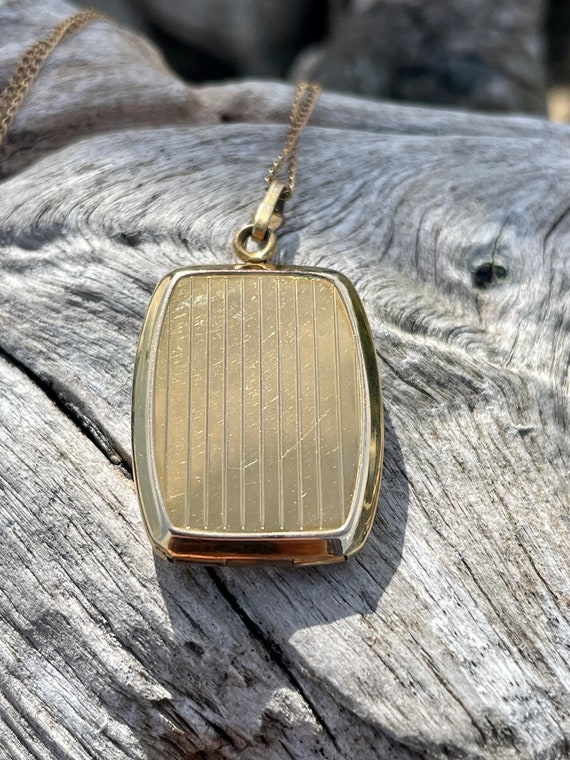 Vintage gold filled rectangular locket - image 3