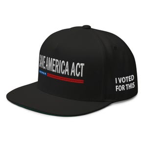 Peut inclure: Casquette de baseball noire à visière plate. Le chapeau affiche le texte "SAVE AMERICA ACT" en blanc, avec un motif de rayures rouges et blanches. La phrase "I VOTED FOR THIS" est sur le côté.