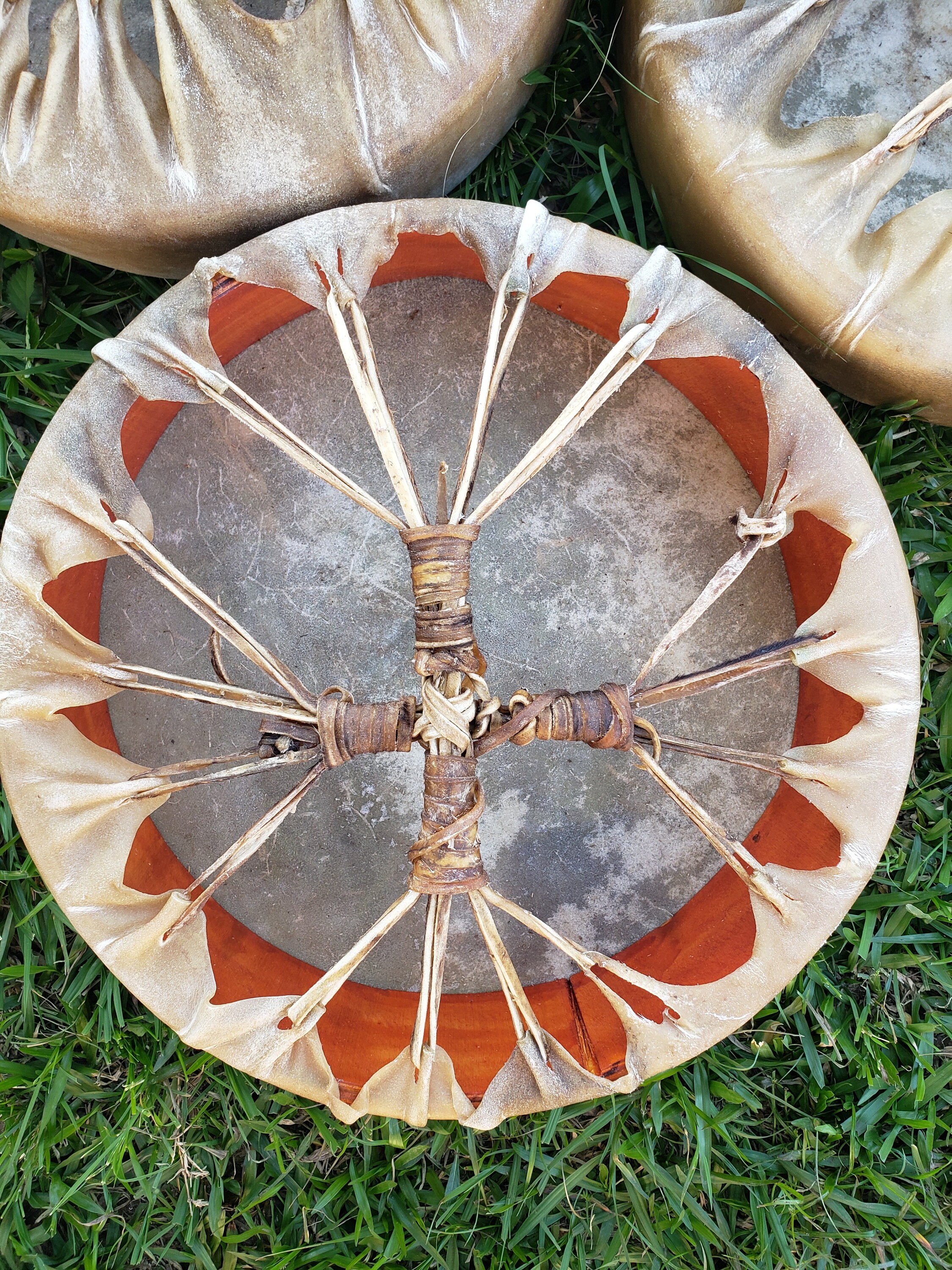 Tambor Chamánico De Mano Hecho A Mano - 40 Cm, Marco De Madera, Piel De Búfalo, Cuerdas De Cuero Crudo - Para Meditación Y Yoga