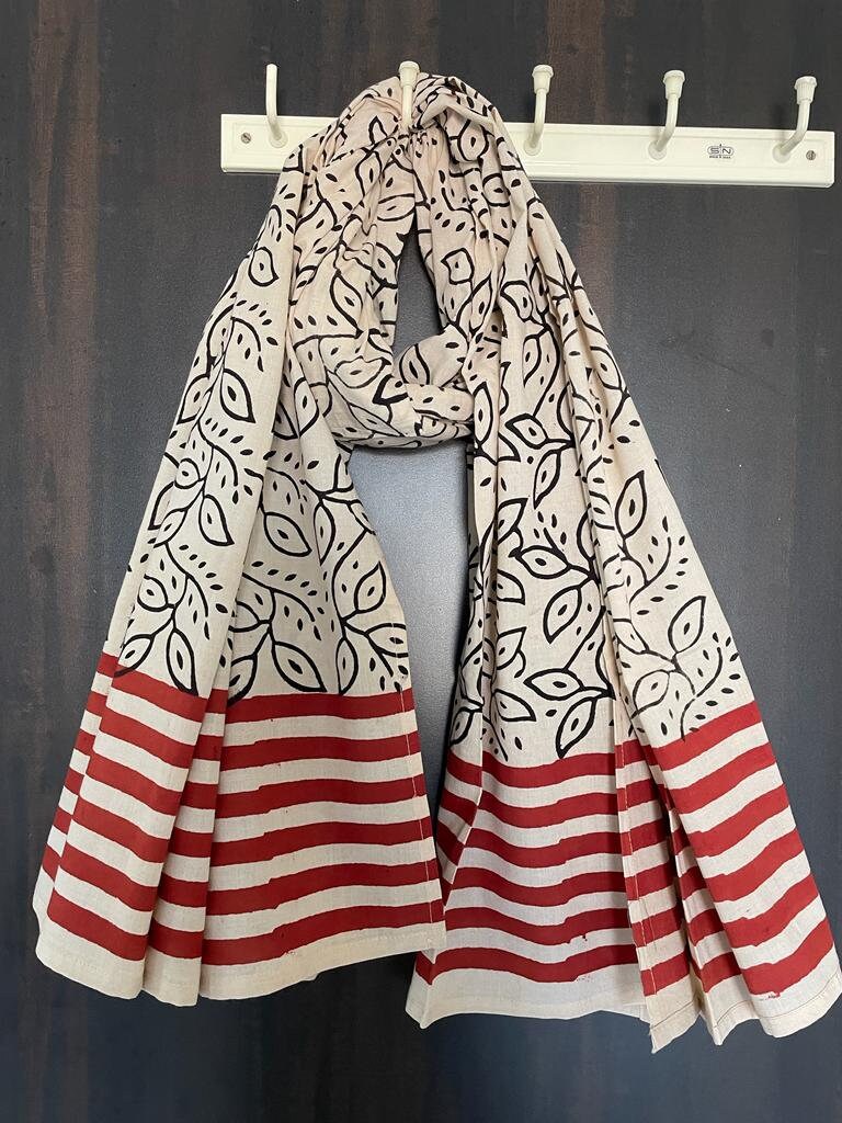 Châle Maxi / écharpe / Paréo Imprimé Cœurs – Marque Souvenirs De Londres – Viscose – Neuf Sans étiquettes