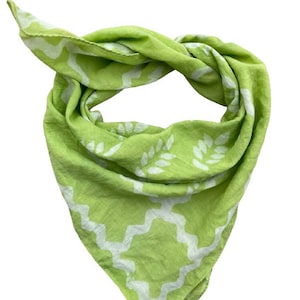 Sciarpa Bandana Verde Fatta a Mano con Stampa a Blocchi in Colore Verde, - Bandana in Cotone Biologico Fatta a Mano