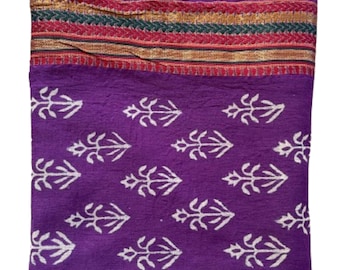 Sarong de algodón morado hecho a mano: bufanda con estampado de bloques y borde dorado Jari