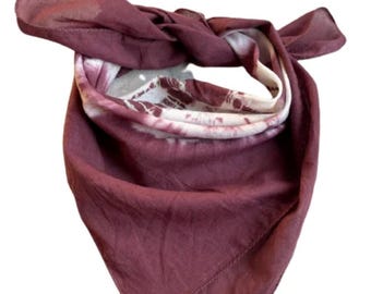 Könnte beinhalten: Ein maroonfarbenes Bandana mit einem weißen Batik-Muster. Das Bandana ist gefaltet und zu einem Knoten gebunden.