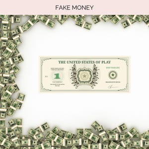 Op de afbeelding: Een afbeelding van vals geld, met een enkele "The United States of Play" één dollarbiljet in het midden. De biljet is omringd door stapels speelgeld. De tekst "FAKE MONEY" staat bovenaan.