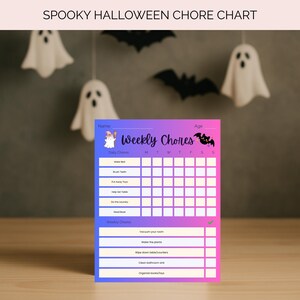 Op de afbeelding: Een Spooky Halloween Chore Chart met een blauw naar roze gradiënt achtergrond. De kaart bevat een lijst met dagelijkse en wekelijkse taken. De bovenkant van de kaart leest "Weekly Chores" met een spook- en vleermuisafbeelding. De tekst "Spooky Halloween Chore Chart" staat bovenaan.