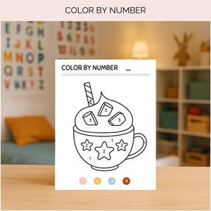 Op de afbeelding: Een zwart-wit "Kleur op nummer" activiteit blad met een warme chocolade ontwerp. De afbeelding bevat een kopje met sterren en marshmallows, genummerd om in te kleuren. Het blad heeft de titel "Kleur op nummer" bovenaan.