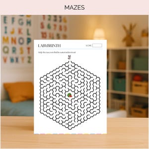 Op de afbeelding: Een wit papieren doolhof met het woord "MAZES" bovenaan. Het doolhof is zeshoekig en heeft een watermeloen in het midden. De tekst op de pagina luidt "LABYRINTH" en "Help the raccoon find its watermelon treat!"