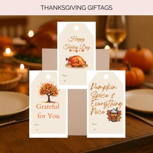 Op de afbeelding: Thanksgiving cadeaulabels met verschillende ontwerpen. Eén label leest "Happy Turkey Day" met een illustratie van een gebraden kalkoen. Een ander zegt "Grateful for You" met een boomgrafiek. Een derde label zegt "Pumpkin Spice & Everything Nice".