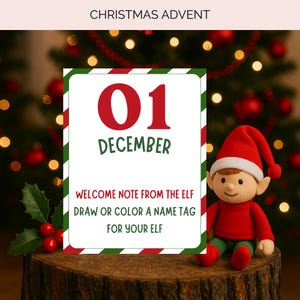 Könnte beinhalten: Eine Weihnachtskalenderkarte mit rot-grün gestreiftem Rand, mit der Zahl "01" und dem Wort "DEZEMBER" in Rot. Die Karte enthält den Text: "WELCOME NOTE FROM THE ELF DRAW OR COLOR A NAME TAG FOR YOUR ELF". Eine Elfenpuppe sitzt neben der Karte.