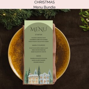 Op de afbeelding: Een kerstmenu-bundel. Een groene menukaart met een winterdorpsillustratie wordt gepresenteerd op een bruine bord. Het menu bevat voorgerechten, hoofdgerechten en bijgerechten. De tekst "CHRISTMAS Menu Bundle" staat bovenaan.