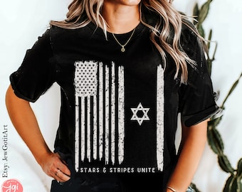 Könnte beinhalten: Schwarzes T-Shirt mit einer abgenutzten weißen amerikanischen Flagge und einem Davidstern. Der Text "Stars & Stripes Unite" ist unter dem Bild gedruckt.