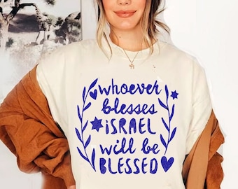 Puede incluir: Sudadera blanca con un gráfico azul que dice "Quien bendiga a Israel será bendecido". El gráfico incluye un corazón, una estrella de David y una corona de hojas.