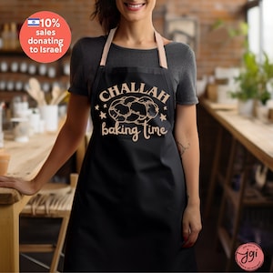 Peut inclure: Tablier noir avec un graphique brun d'un pain challah et le texte "Challah baking time".