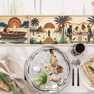 Puede incluir: Una mesa de Seder de Pascua con un plato de Seder de plata, matzá, una servilleta blanca y un arreglo floral. La mesa está decorada con una ilustración colorida de la historia de la Pascua.